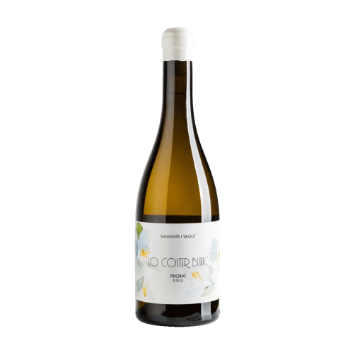 Plànol detall de l'ampolla Lo Costers Blanc, un vi de vinyes velles de Porrera, Priorat. S'aprecia l'etiqueta minimalista del celler Sangenís i Vaqué sobre un vidre fosc que protegeix el vi.
