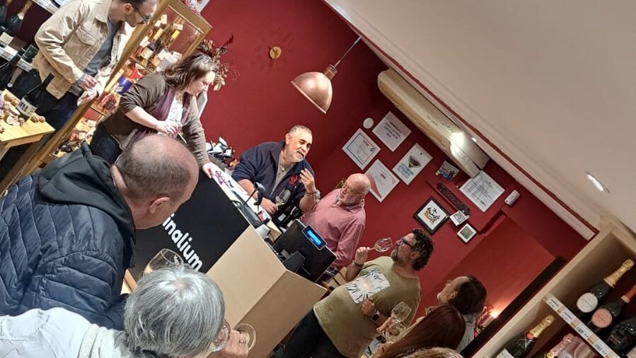 Grup de persones gaudint d'un tast de vins a Vinalium Manresa. Es veuen els assistents conversant de prop, somrient i aixecant les copes de vi en un ambient acollidor i festiu durant la presentació de la nova línia de vins Nonell.