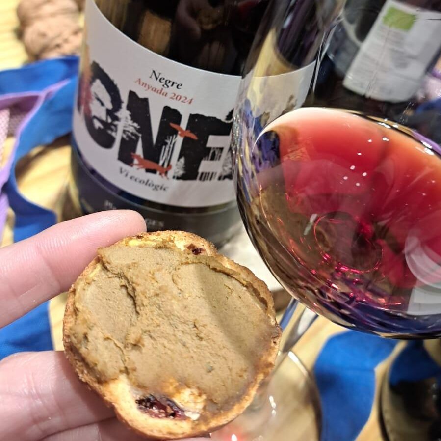 Torrada de paté de porc senglar trufat amb un toc de salsa d'Oporto en primer pla, preparada per a un maridatge gastronòmic a Vinalium Manresa.