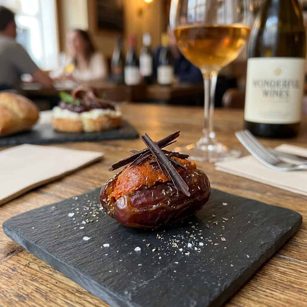 Maridaje atrevido de dátil relleno de sobrasada de Mallorca con virutas de chocolate negro Amatller